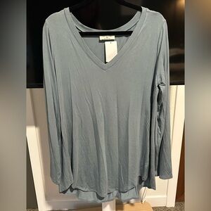 NWT: Zenana Women’s Size XL Gray Blue Long Sleeve V-Neck Tunic!